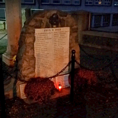 Pamätník Bratislavčanov padlých v prvej svetovej vojne - Dlhé roky sa starám o tento pamätník a na všech svätých im vždy zapálim sviečku. Pamätník sme komplexne zrekonštruovali